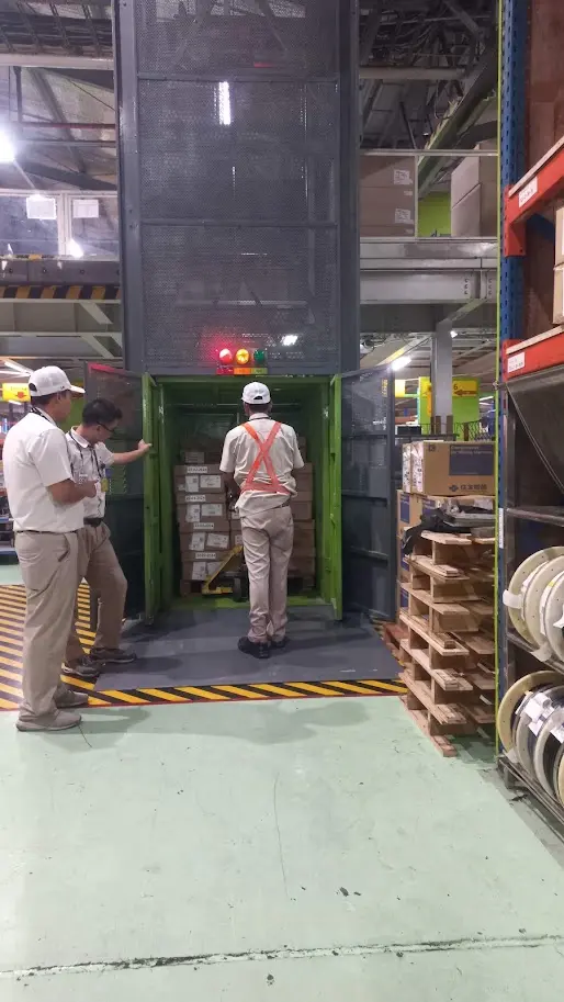 Lift barang untuk pabrik